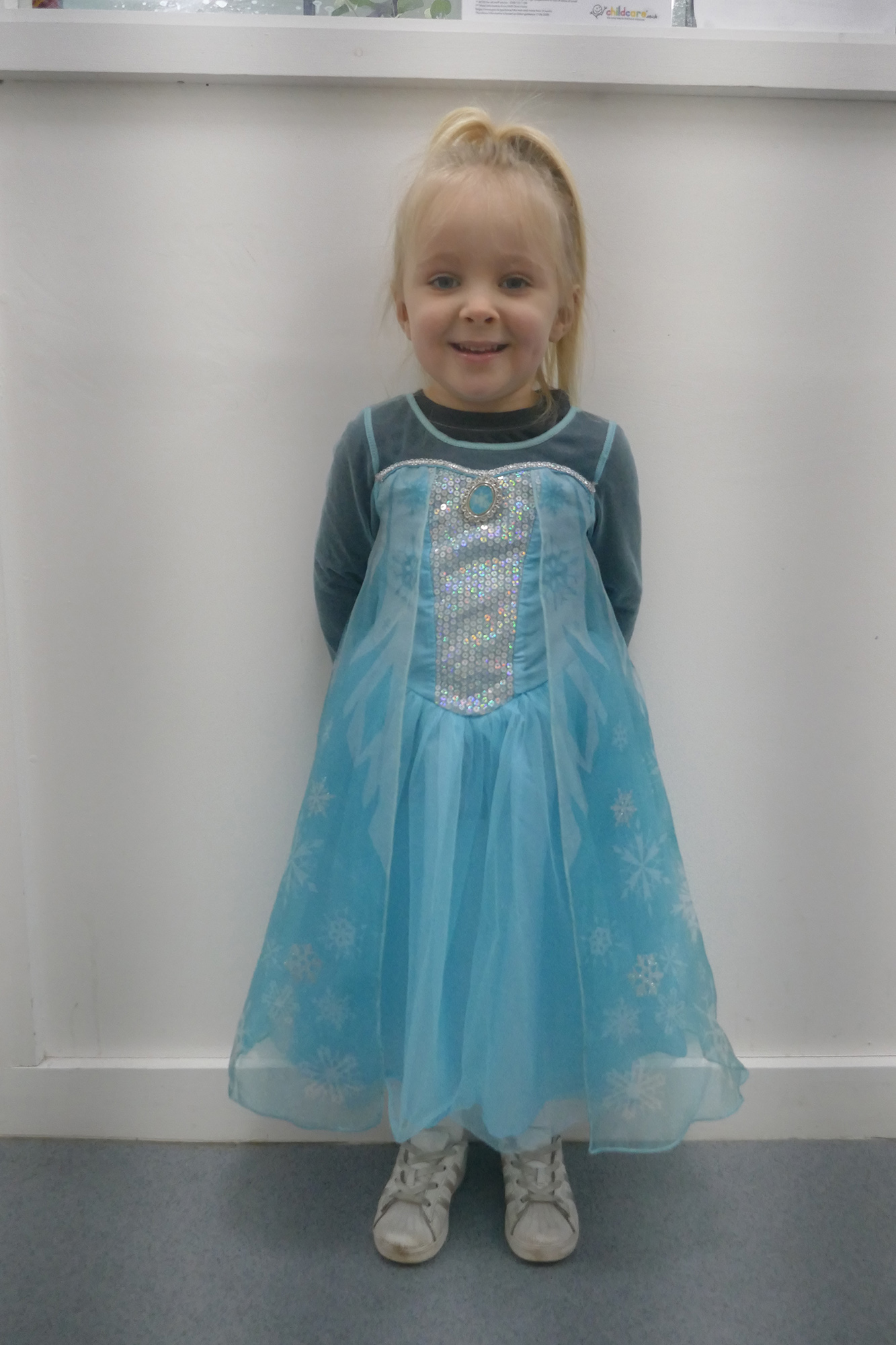 Child dressed as Elsa